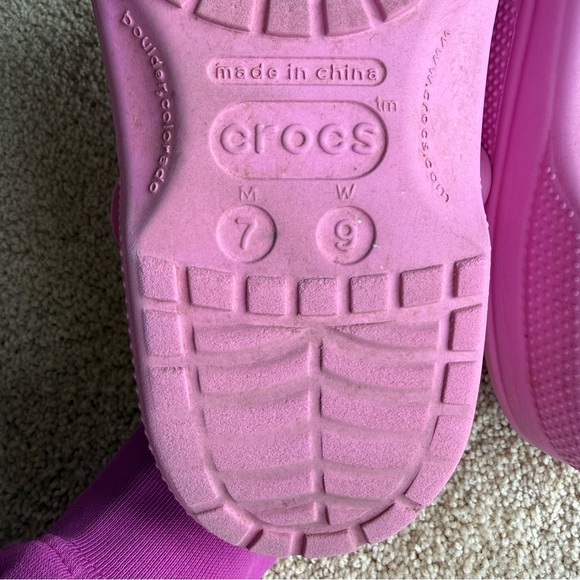 Crocs Classic Clog Pink Women’s M7 W9 With Charms Jibbitz - Picture 7 of 7